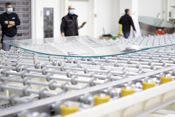 The first orders are currently running on the sedak bending furnace. In the early summer, sedak will begin the production of cylindrically curved, fully tempered glass in lengths of up to 11 meters. Photo credit: sedak
