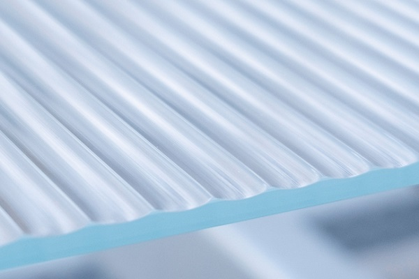 Vertical, horizontal or diagonal, with grooves in V or C form – fluted glass always provides multifaceted optics: an interplay between the glass and the illumination, which changes depending on the viewing angle and the incident light. Picture: sedak