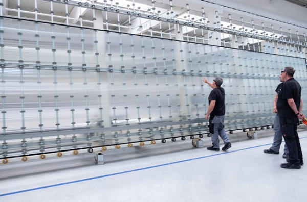 The precisely cut grooves give the glass panes a unique liveliness, from sedak in maximum dimensions of 3.6 x 20 meters. Picture: sedak