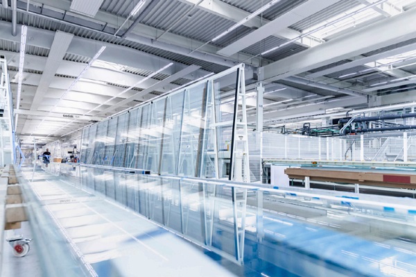 Glass processing in the superlative: sedak supplies glass panes up to a size of 3.6 x 20 meters and thereby the largest glass in the world. Photo: sedak