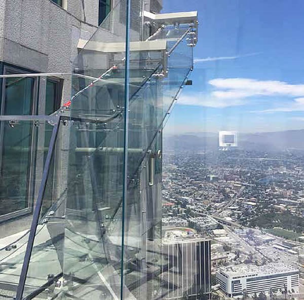 Thanks to the high performance of the SentryGlas interlayer, supporting structures are kept to a minimum leaving virtually unobstructed views of the LA skyline