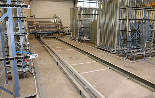 Frame and sash buffers with mobile tilt table – the heart of production logistics.