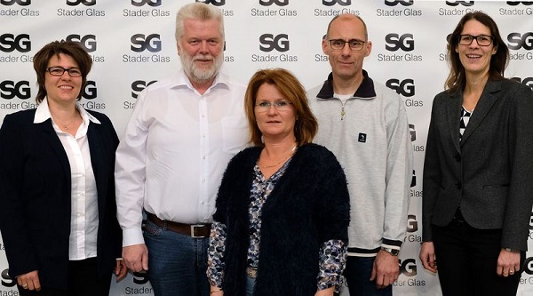 Joy, thanks to the successful innovation project - from the left: Sandra Kugler, A+W Clarity Sales; Hans-Hermann Lemke, Managing Director Stader Glas; Karin Heinsohn, IT Manager Stader Glas; Ralf Lüdtke, Production Manager Stader Glas; Nicole Dießel, A+W Cantor Sales