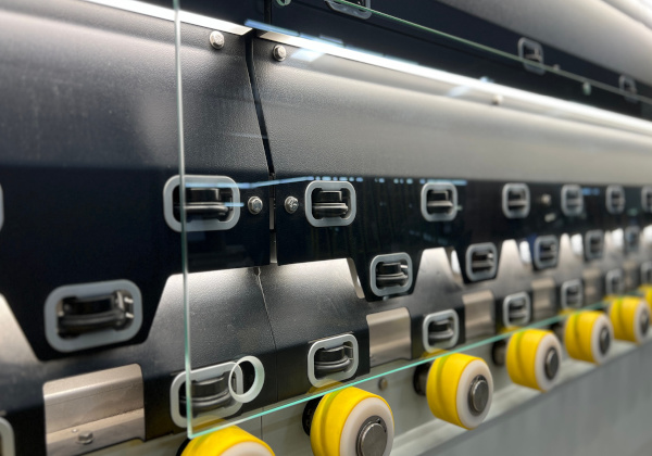 Fig. 7: Thanks to the backlit systron inspection zone on the outlet side, any defects in the glass can be quickly identified.