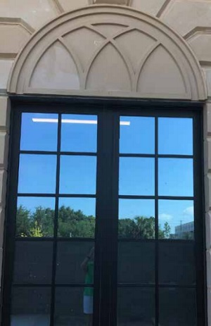 The windows are designed to stand up to just about everything Mother Nature can throw at them, thanks in part to SentryGlas® ionoplast interlayers. Image © Janet Ryan, Ryan PR