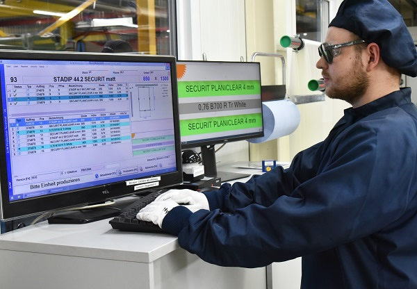 Production Terminals instead of paper in the clean room: production sequence and lite structure are displayed quickly and reliably.