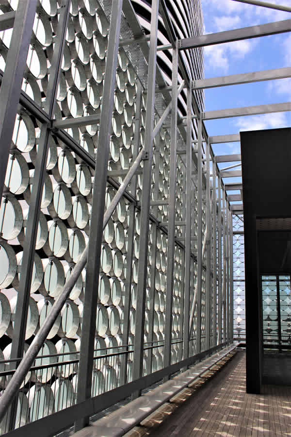The intelligent use of glass discs ensures a play of light and shadow throughout the day.