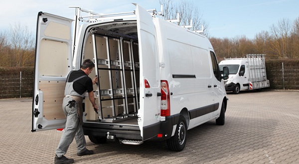 Image 4: Pull-out interior racks enable you to load glass at body height, making protected in-vehicle transport even more user-friendly.