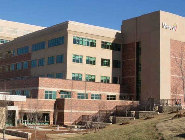 The recently rebuilt Mercy Hospital in Joplin Missouri takes advantage SentryGlas® interlayers in many of its glazed elements, following the near total destruction of the original hospital by a tornado in 2011. The impact glazing system for the new hospital was supplied by Architectural Wall Systems. Photo: © courtesy and copyright Mercy Hospital, Joplin