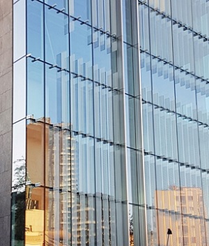 The transparent glass cladding dramatically improves the amount of daylight inside the building. (Source: Stahlbau Pichler, Bolzano).