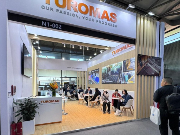 Visitors from China Glass at the TUROMAS stand