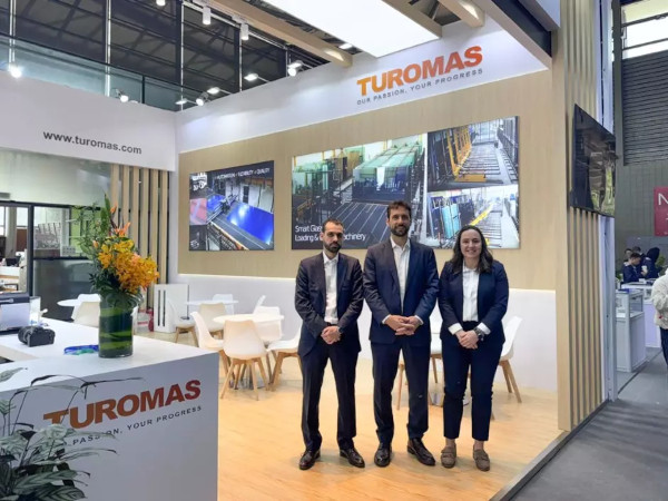 From left to right: Santiago Blasco, Area Manager for Africa, the Middle East and Asia; Oriol Llorens, Area Manager for Europe; and Teresa Catalán, Marketing Director at TUROMAS.