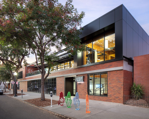 The DPR Sacramento Zero Net Energy Office in California features Solarban® 70 glass by Vitro Architectural Glass. Considered one of the city's most environmentally sustainable buildings, DPR has positioned the office as a “Living Lab” for wellness, eco-friendly, and biophilic design.
