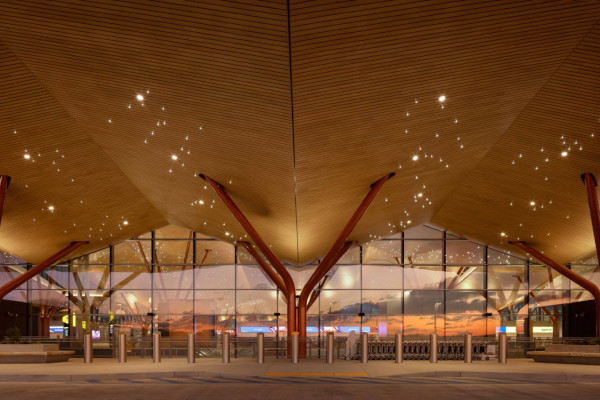 High-Clarity Solarban® 72 Starphire® Glass Helps Transform Pittsburgh International Airport Terminal