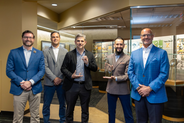 From Left to Right: A.J. Poole (Steelers Director of Partnership Sales and Activation); Ryan Huzjak (Steelers Senior Vice President of Business Operations); Ricardo Maiz (Vitro Architectural Glass President); Fernando Diez (Vitro Architectural Glass Vice President of Marketing, Innovation & New Business Development); Mark Seeton (Vitro Architectural Glass Vice President of Sales)