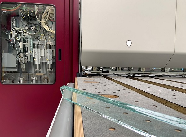 Consistently high edge quality and strength with VSL-A technology from LiSEC. Elimination of grind additions and drastic reduction of spontaneous breakage, thanks to especially high edge quality of cut laminated glass on the VSL-A from LiSEC. © LiSEC