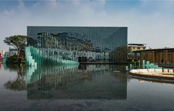 The Guilin Wanda Cultural Tourism Exhibition Center has leveraged the capabilities and aesthetics of glass to create a truly stunning effect that mirrors and complements the local surroundings. Photo © by courtesy of Teng Yuan Institute