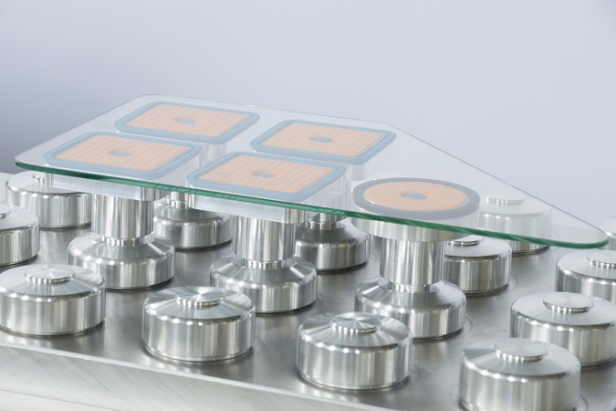 Round and square suction cups allow a flexible and secure all-round machining.