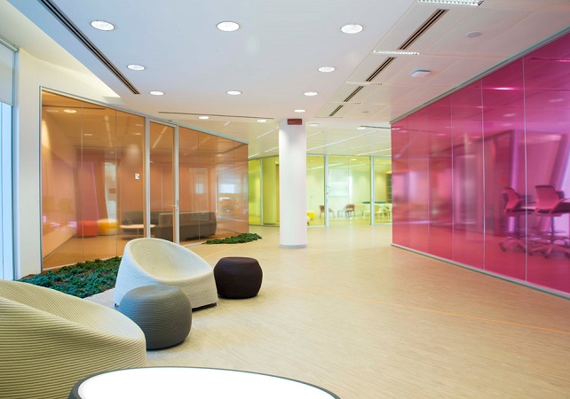The colors of well-being in your glass furniture for offices