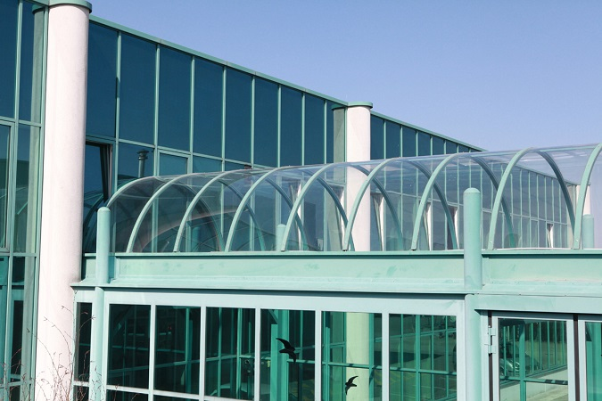 Cold bending makes it possible to place curvatures on glass immediately before installation. (Photo credit: Lisec Austria GmbH)