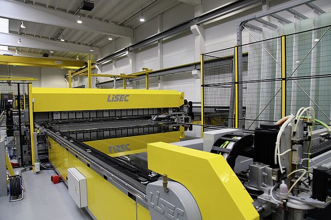 The first sensory perception when entering the production hall: amazingly high degree of cleanliness, bright yellow machinery (combined with subtle gray) and the hiss of LiSEC shuttles that accelerate