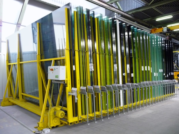 Wireless motorised compact storage system for glass. The handling opening is opened via motor. The storage rails can also be embedded in the floor, depending on customer requirements.