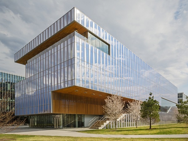 Novarti’s playful curtain wall, with SatenLux® on side 1. | glassonweb.com