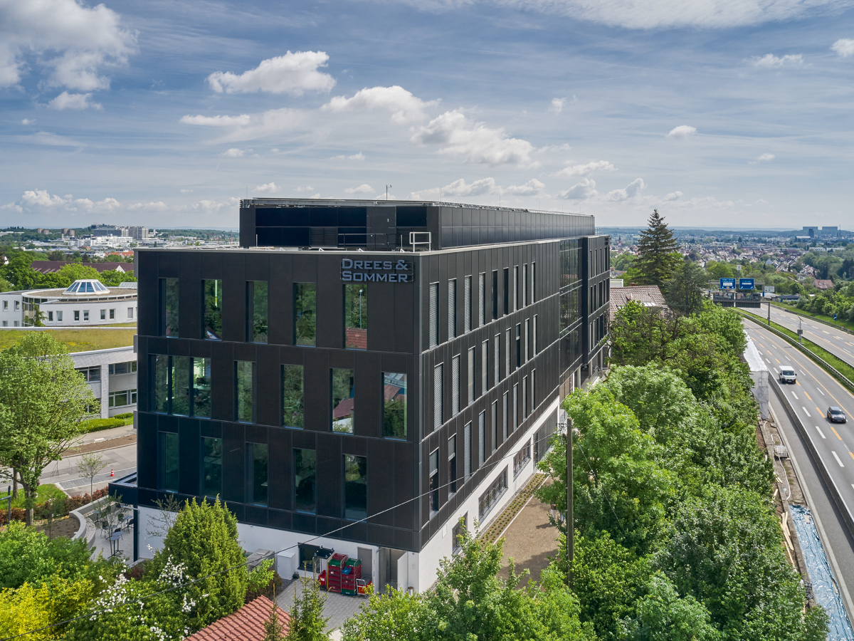 The Schüco BIPV (Building Integrated Photovoltaics), which is on almost 700 m² of the façade surface on the south and west sides of the building, has an output of around 70 megawatt hours per year. 