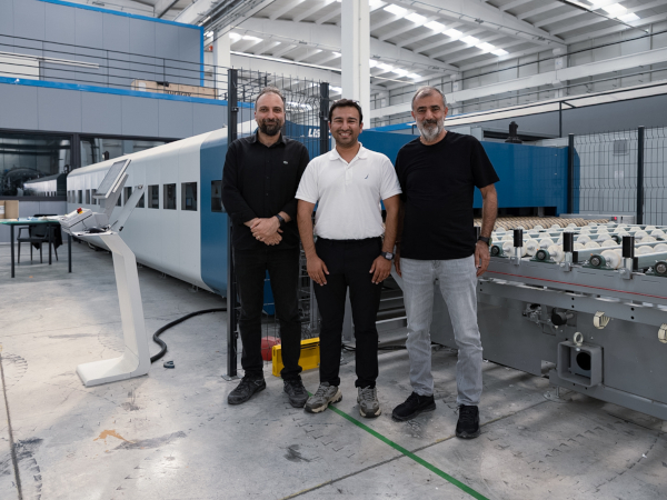© LiSEC; l.t.r. Sait Ardıç (General Manager Ardıç Cam), Aykut Erden (Key Account Manager LiSEC), Dogukan Gür (Factory Manager Ardıç Cam) in front of the MaxLam line