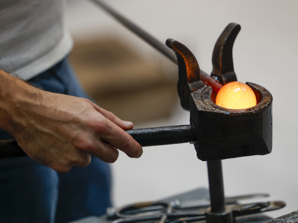 Classic crafts remain an essential part of the glass industry. Speaking to “Glasfachschule Zwiesel”, the first educational centre for glass in Germany, we learn about how its role has changed over time. Photo: © ctillmann / Messe Düsseldorf