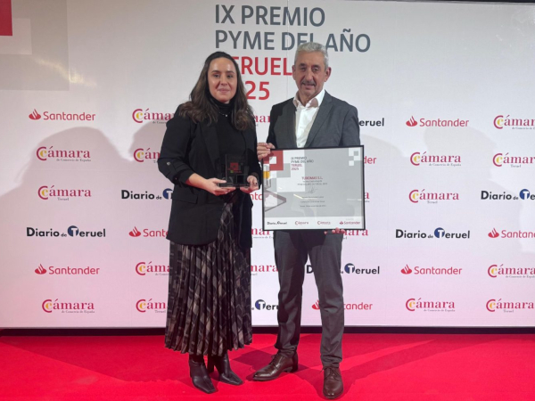 Jose Luis Escriche and Teresa Catalán collecting the SME award.