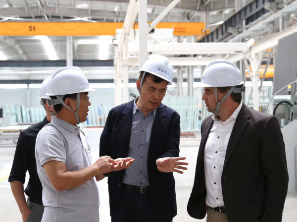 © LiSEC; from left to right. Song Xunwu (Chongzheng Shengda Glass), Chi Qiao and Markus Jandl