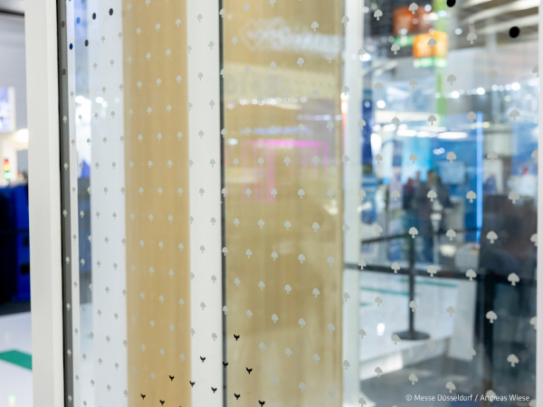 Glass must be visible to the eye to be barrier-free. © Messe Düsseldorf / Andreas Wiese