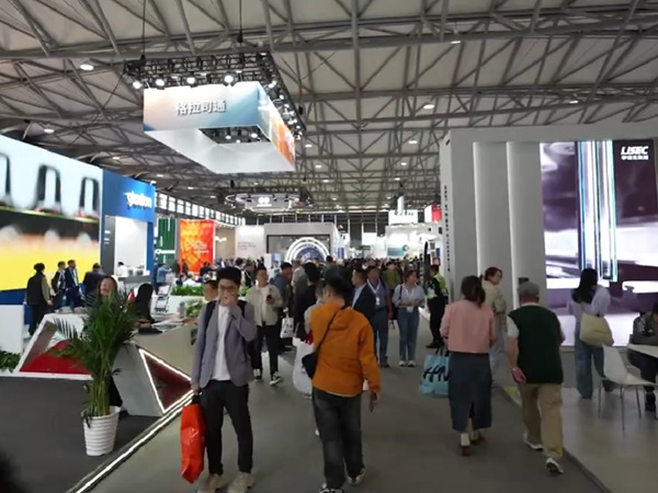 The 35th China Glass Exhibition Underway in Shanghai