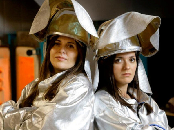 Faidra Oikonomopoulou (left) and Telesilla Bristogianni (right) in the glass laboratory at TU Delft (Photo: Sam Rentmeester)