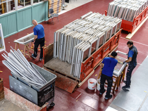 Manual work for quality: Glass and frames were separated by hand at a Glas Trösch facility. Photo: Institute for Constructive Design, ZHAW