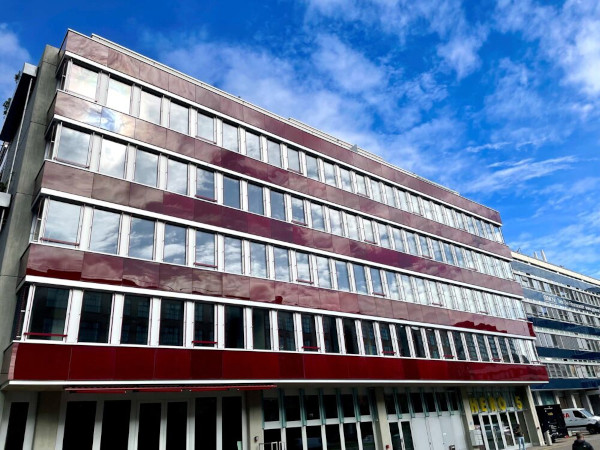 On the façade facing Herostrasse (Zurich), reused glass panels were bonded with silicone to form new façade panels. This demonstrates the potential of circular economy glass façades and glass-silicone hybrid solutions. Photo: Philippe Willareth, LMP Engin
