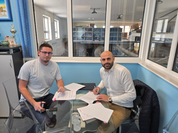 At the signing of the agreement: VAK Managing Director Marek Vanco (left) and Antonio Gioello, Head of SANCO Consulting. Photo: SANCO