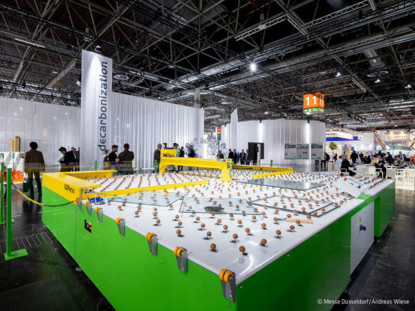 The IG2Pieces systems by HEGLA makes IGUs recyclable – by separating the units automatically into clean-grade components. Photo: © Messe Düsseldorf / Andreas Wiese