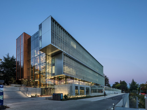 The University of Washington's Life Sciences Building features Solarban® 72 Starphire® glass, showcasing a high-performance, low-e and low-iron glazing solution developed at Vitro’s Glass Technology Center. (Photography: Francis Zera)
