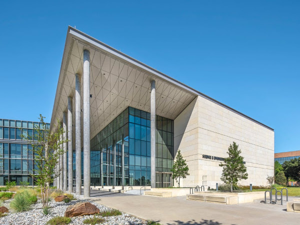 UT Arlington Engineering Building, Solarban® 90 Glass (Tom Kessler Photography) 