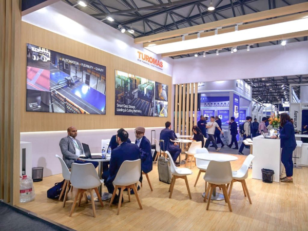 Visitors from China Glass at the TUROMAS stand