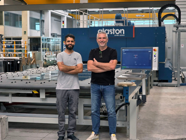 From left: Ennaji Moustaid, Operator, and Gianluca Gastaldon, Sales Manager, at Zanatta Vetro. 