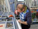Despite all the digitalisation and automation in window manufacturing there are still jobs that are done by hand. Photo: 3E-Datentechnik.