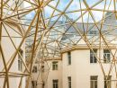 Appearing organic, the filigree structure strikes an independent note while not clashing with the existing buildings. Photo: ©Jussi Hellsten