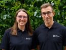 Miriam Schuster (left) and Matthias Seel (right) from the Glass Competence Centre (GCC) at TU Darmstadt (Image: GCC, TU Darmstadt)