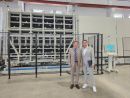Looking forward to working together within the network: Hans Augschöll (left), CEO of WOLF Fenster AG, and Denis Löhle (SANCO Beratung) at the new insulating glass production facility in South Tyrol. Photo: SANCO