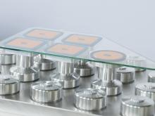 Round and square suction cups allow a flexible and secure all-round machining.