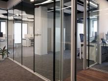 Our frameless glazing system allows creating interior glazing systems without visible vertical profiles separating the panes.