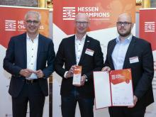 Great joy at A+W about the award as finalist of the Hessenchampions - from left: Tarek Al-Wazir, Hessian Minister of Economics, who presented the award; Kai Frenzel, COO A+W Cantor; Dennis Tiegs, COO A+W Clarity